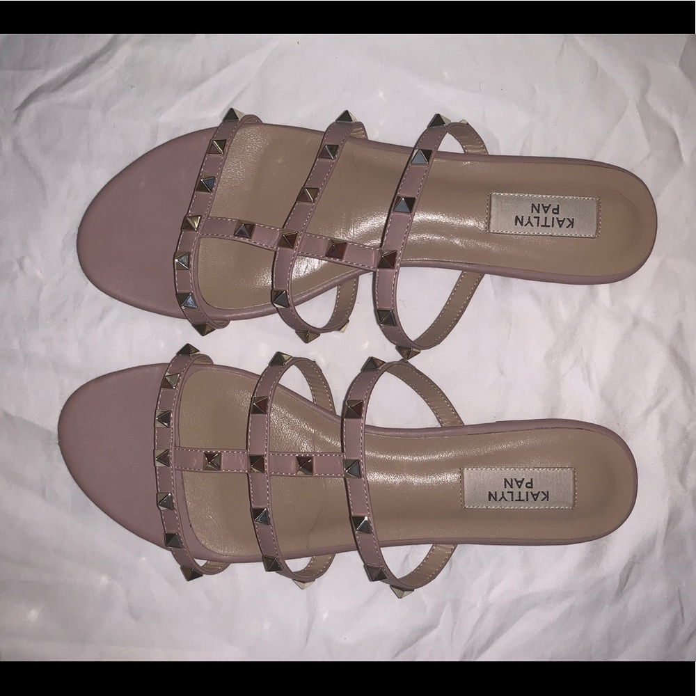 Kaitlyn pan similar to Valentino sandals 😍